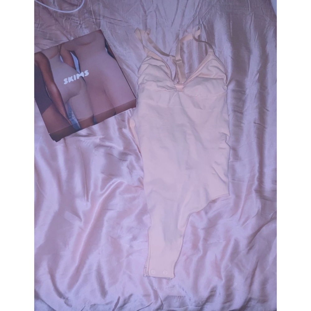BRAND NEW IN BOX SKIMS CONTOUR BODYSUIT SAND SKIMS